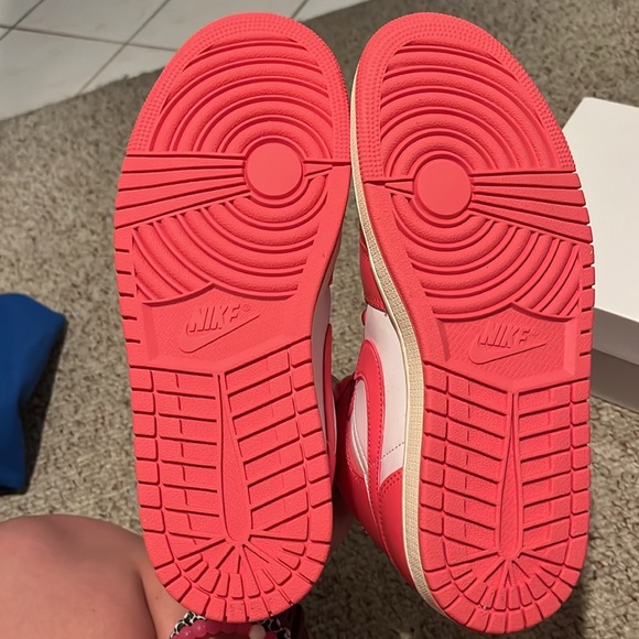 NWT Women’s Air Jordan Mid - Picture 5 of 7